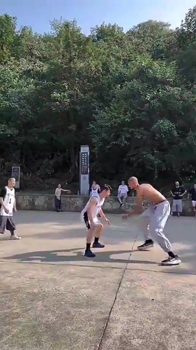 文班去年休赛期光着膀子在少林寺打球，这身体谁看了不震撼🙊
